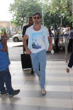 Hrithik Roshan snapped at airport in Mumbai on 27th Oct 2015